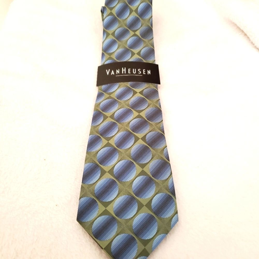 NWT Van Heusen Blue & Green Circle Patterned Tie
